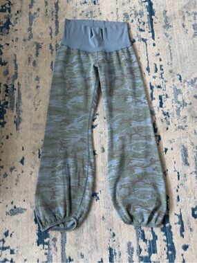 Vintage Rich Pink Girl Camo Joggers Medium